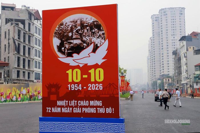 Pano chào mừng ngày 10/10 trên tuyến đường mới. Ảnh: H.P