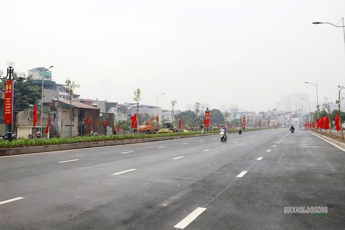 Tuyến đường mới rộng rãi, rực sắc cờ đỏ. Ảnh: H.P