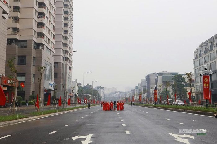 Nhóm phụ nữ tham quan tuyến đường rực rỡ cờ hoa. Ảnh: H.P