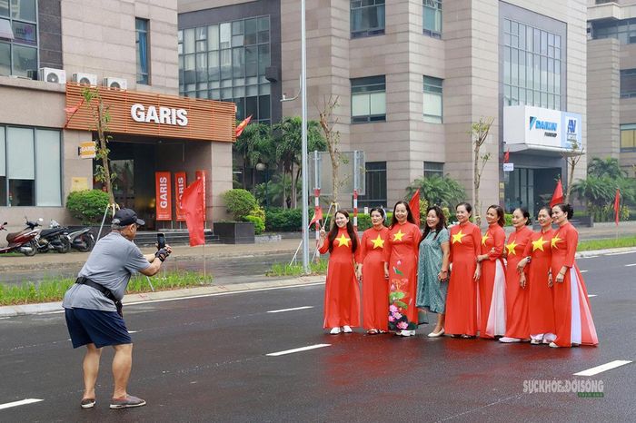 Nhóm phụ nữ hào hứng chụp ảnh lưu niệm trên tuyến Vành đai 2,5 trước thời điểm thông xe. Ảnh: H.P