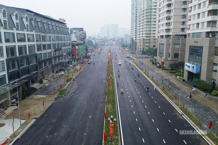 Mặt đường được trải nhựa, phân làn rõ ràng. Ảnh: H.P