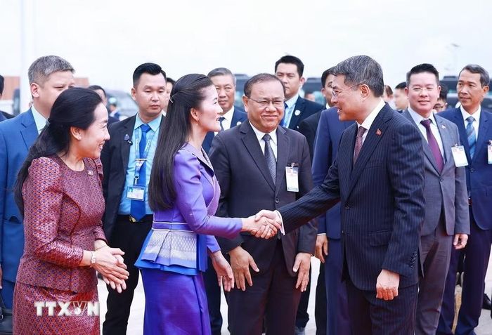 Lễ tiễn Thủ tướng Lê Minh Hưng kết thúc chuyến thăm chính thức Vương quốc Campuchia. (Ảnh: Dương Giang/TTXVN)