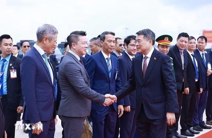 Thủ tướng Lê Minh Hưng rời thủ đô Phnom Penh về nước, kết thúc tốt đẹp chuyến thăm chính thức Vương quốc Campuchia. (Ảnh: Dương Giang/TTXVN)
