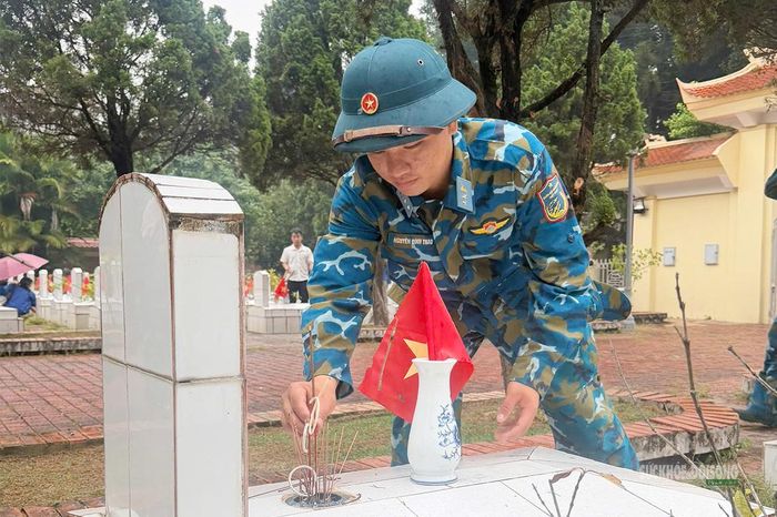 Các chiến sĩ chăm chú chỉnh trang từng phần mộ. Ảnh: Q. Lương