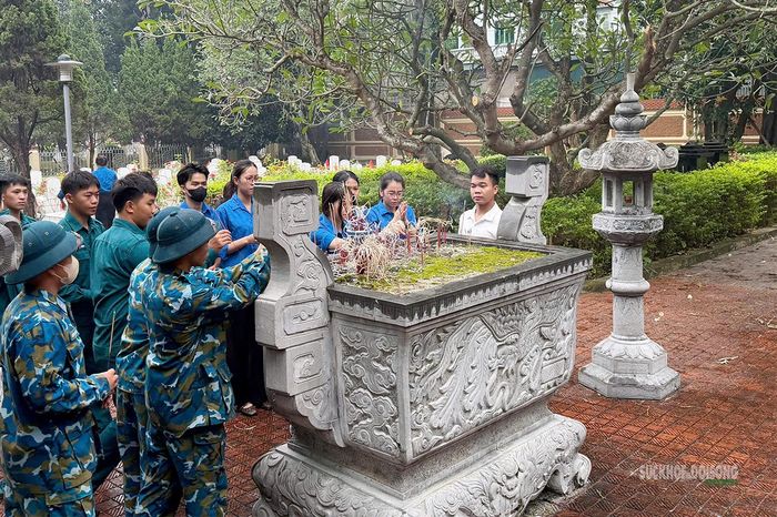 Cán bộ, chiến sĩ cùng đoàn viên thanh niên tại khu tưởng niệm liệt sĩ. Ảnh: Q. Lương