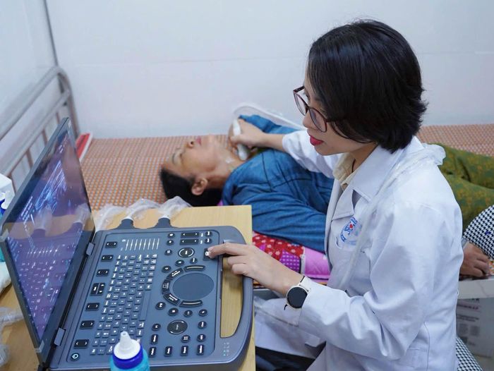 Tại chương trình, hơn 130 người cao tuổi được các y, bác sĩ Bệnh viện Phổi Nghệ An khám sàng lọc, đánh giá nguy cơ mắc bệnh hô hấp và tư vấn chăm sóc sức khỏe. ẢNH: B.V