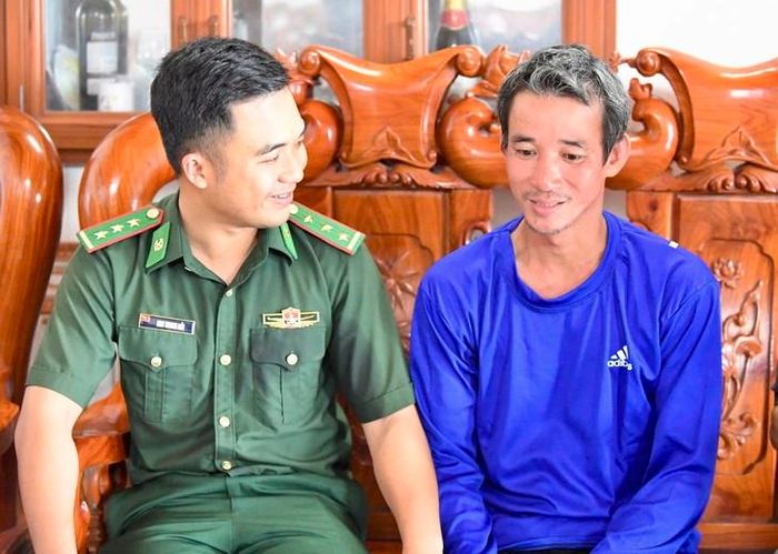 Cán bộ biên phòng thăm hỏi anh Cường. Ảnh: Đan Thanh.