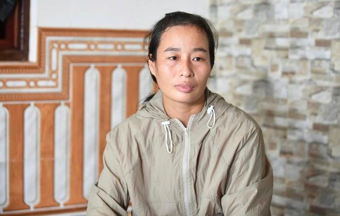 Chị Lụa bùi ngùi kể về thời gian chờ tin chồng. Ảnh: Đan Thanh.
