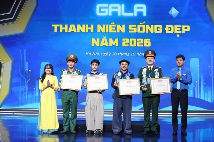 Các cá nhân được vinh danh nhận Bằng khen của Ủy ban Trung ương Hội LHTN Việt Nam, biểu trưng của chương trình và giải thưởng trị giá 10 triệu đồng. Ảnh: Đăng Hải.