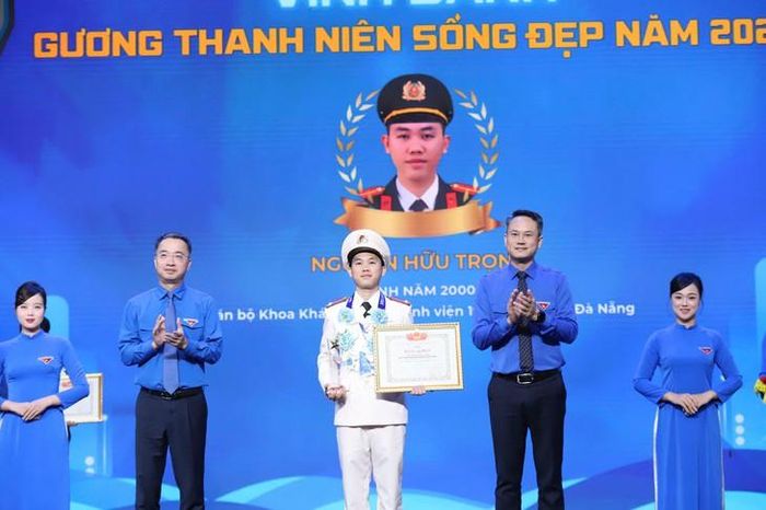 Anh Nguyễn Hữu Trọng - Bác sĩ, Bí thư Chi đoàn Khoa Khám bệnh, Bệnh viện 199, Bộ Công an nhận giải thưởng. Ảnh: Đăng Hải.