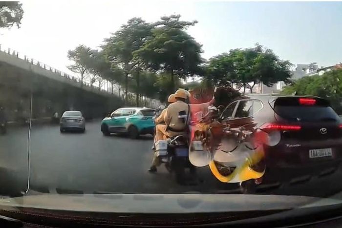 Trong ngày 9/10, CSGT Hà Nội hai lần sử dụng mô tô chuyên dụng mở đường, hỗ trợ đưa người bệnh đến bệnh viện cấp cứu.