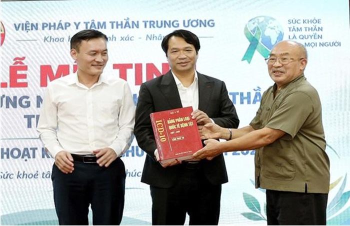PGS.TS. Phạm Đức Thịnh - Nguyên Viện trưởng Viện Pháp y tâm thần Trung ương tại buổi lễ và trao tặng sách chuyên ngành Tâm thần học.