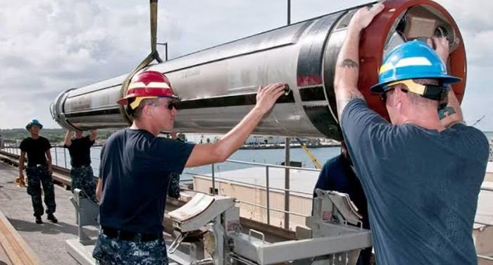 Theo thông báo của Mỹ, chương trình có sự tham gia của các nhà thầu quốc phòng và công nghệ như BAE Systems, Tapestry Solutions, Peraton và Leidos.