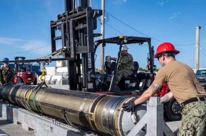 Australia đã đặt nền móng cho chương trình từ trước. Năm 2023, Mỹ phê duyệt thương vụ có thể bao gồm tối đa 200 tên lửa Tomahawk Block V và 20 tên lửa Block IV.