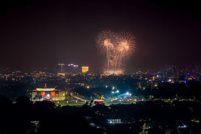 Các ống phun hoa lửa dải rộng tạo phông nền ánh sáng nổi bật trên bầu trời Hà Nội