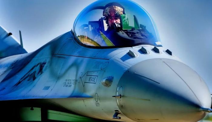 Điểm khác biệt dễ nhận thấy trong buồng lái tiêm kích F-16V là màn hình trung tâm độ phân giải cao Center Pedestal Display (CPD).