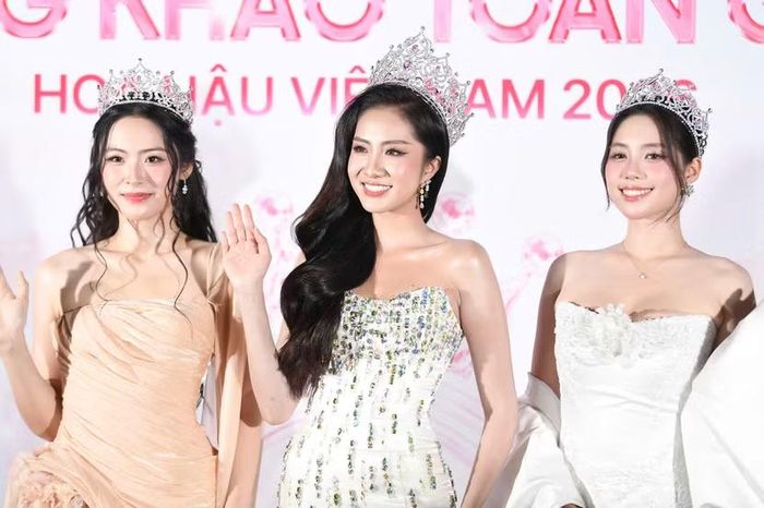 Cuộc thi tìm ra gương mặt kế nhiệm Hoa hậu Hà Trúc Linh (giữa)