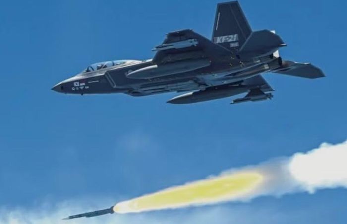 Trong nhóm vũ khí không đối không, đáng chú ý nhất là tên lửa Meteor do MBDA phát triển. Đây là tên lửa không đối không tầm xa sử dụng động cơ phản lực dòng thẳng, được thiết kế để duy trì năng lượng trong phần lớn hành trình.
