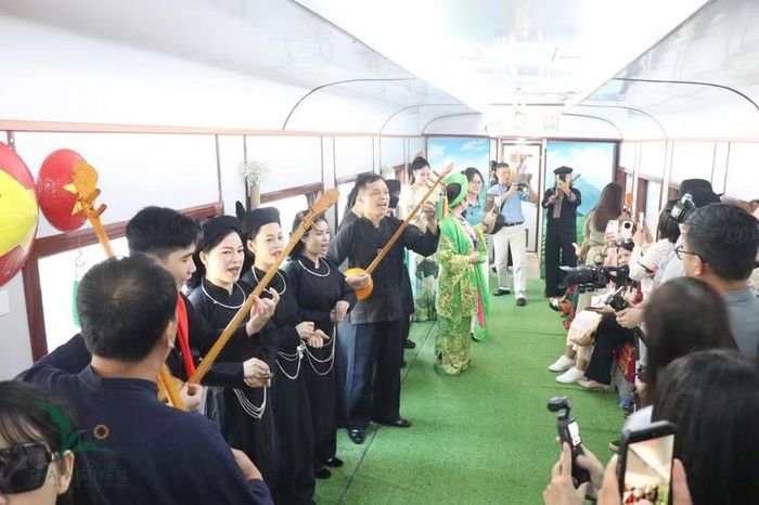 Nhiều chương trình nghệ thuật được giới thiệu trên chuyến tàu di sản.