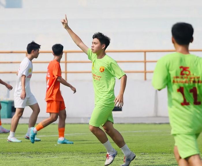 Lưu Gia Huy (9) ăn mừng bàn nâng tỉ số 2-1 cho THPT Hoài Đức C