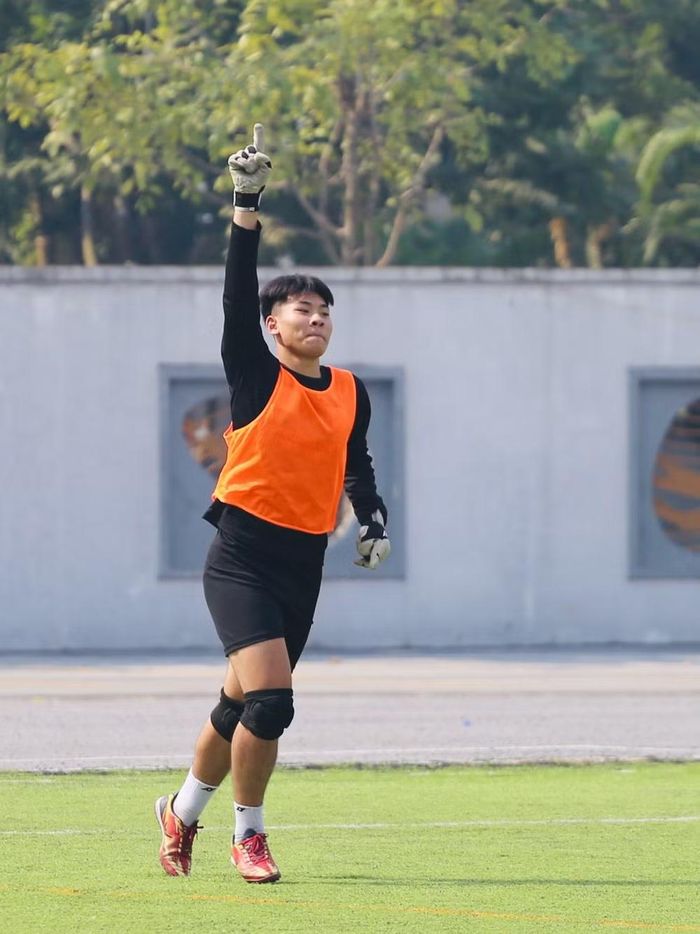 Bàn thắng đầy bất ngờ của thủ môn THPT Hoài Đức C