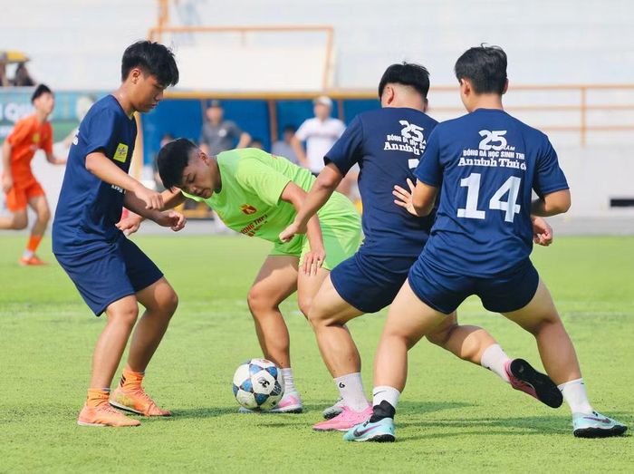 Nhưng khi chưa tìm được bàn thắng thì THPT Hoài Đức nhận bàn thua phút 13