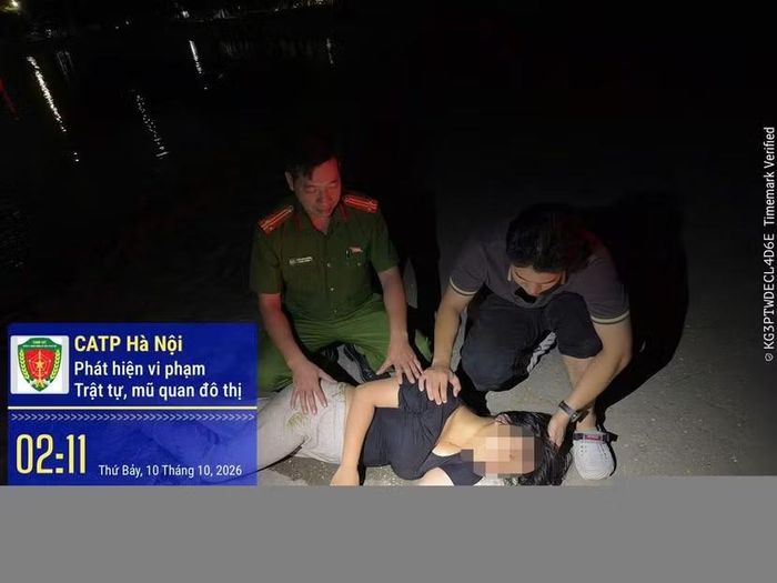 Công an phường Giảng Võ đưa cô gái lên bờ an toàn
