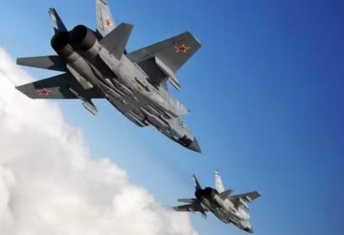 Nhưng ngay cả một tiêm kích được thiết kế cho tốc độ rất cao như MiG-25 cũng phải đối mặt với một mục tiêu bay nhanh hơn và cao hơn đáng kể.