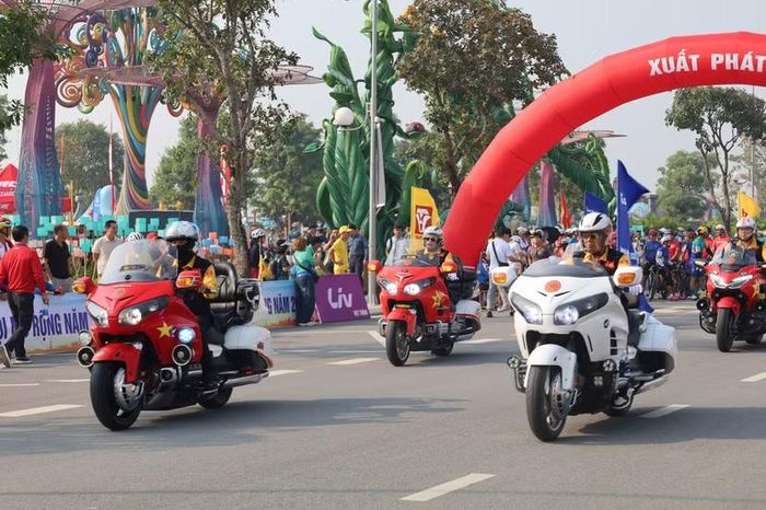 Đội mô tô phân khối lớn diễu hành mở màn cho ngày hội thể thao