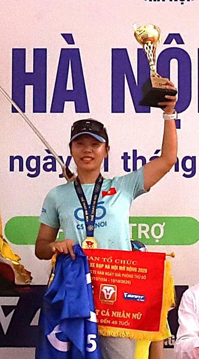 Chị Trương Thị Quỳnh, 34 tuổi (phường Hà Đông, Hà Nội), thành viên CLB C5 Hà Nội, nhà vô địch tại nội dung nữ nhóm I cho biết giải đấu lần này cũng đem lại cho nữ cua-rơ cảm xúc đặc biệt