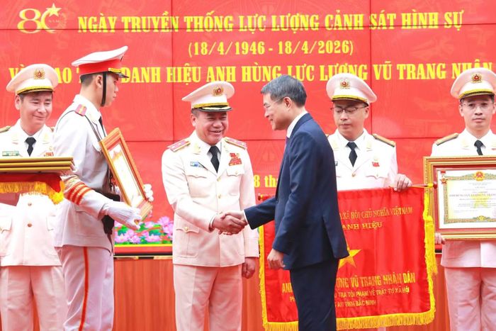 Thủ tướng Lê Minh Hưng chúc mừng Trung tướng Nguyễn Thanh Tùng, Giám đốc CATP vinh dự nhận danh hiệu Anh hùng Lực lượng vũ trang nhân dân