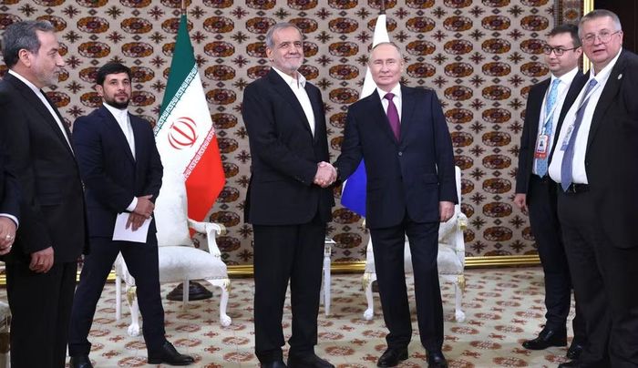 Ông Putin đánh giá Iran đã có "nỗ lực thực sự" nhằm chấm dứt cuộc xung đột hiện nay. Về phần mình, ông Pezeshkian khẳng định Tehran sẽ không từ bỏ các nỗ lực tìm kiếm giải pháp ngoại giao, bất chấp những trở ngại trong quá trình đàm phán với Washington.