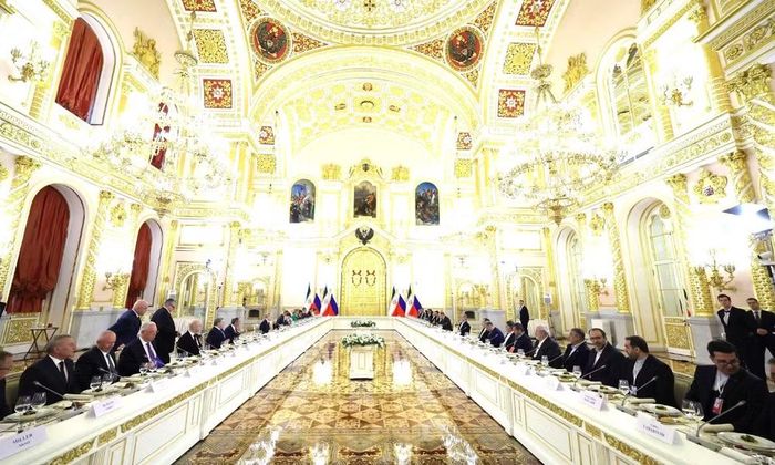 Ông Pezeshkian cho biết Tehran mong muốn xây dựng một "khung giải pháp cuối cùng" nhằm chấm dứt chiến tranh. Tuy nhiên, nhà lãnh đạo Iran cáo buộc Washington tìm cách áp đặt chính sách và quan điểm của mình lên các quốc gia khác.