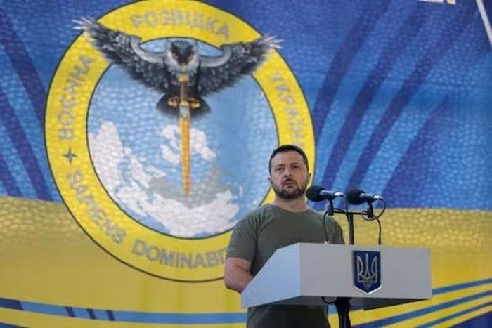 Trước đó, Tổng thống Ukraine Volodymyr Zelensky đã nói với ông Trump và các đặc phái viên Mỹ rằng bản thân sẵn sàng ra lệnh ngừng tập kích nhà máy lọc dầu, nếu Nga ngừng các cuộc tấn công vào lưới điện của họ.