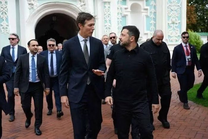Các ông Witkoff và Kushner chỉ nhấn mạnh việc Mỹ là đối tác của Ukraine, cung cấp cho Kyiv đạn dược và thông tin tình báo, vì vậy đối tác không nên có những hành động gây hại cho người tiêu dùng Mỹ.