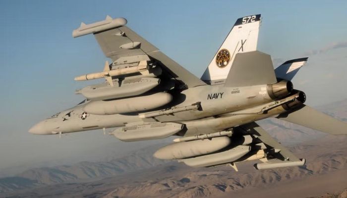 F/A-18E/F được tối ưu cho nhiệm vụ chiến đấu và tấn công, trong khi EA-18G Growler dành phần lớn năng lực cho thu nhận tín hiệu, gây nhiễu và chế áp phòng không.