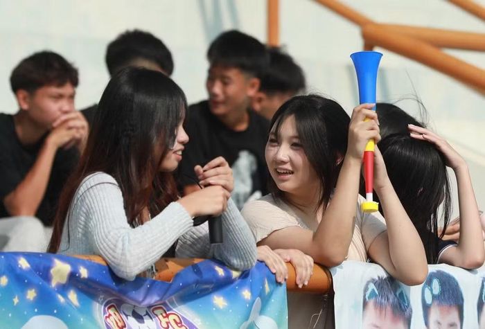 Họ mang theo băng rôn, khẩu hiệu, trống, mâm, kèn... cùng nụ cười rạng rỡ tạo nên một bức tranh sinh động, đậm chất học đường