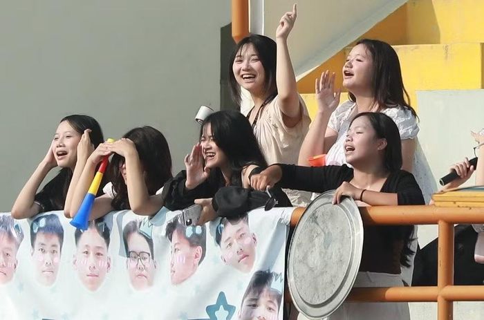 Trên khán đài, dễ dàng bắt gặp những gương mặt háo hức dõi theo từng đường bóng, những cánh tay giơ cao cổ vũ, những tiếng hò reo vang lên mỗi khi đội nhà có pha tấn công nguy hiểm