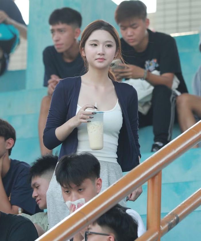 ... trên khán đài sân Xuân Đỉnh