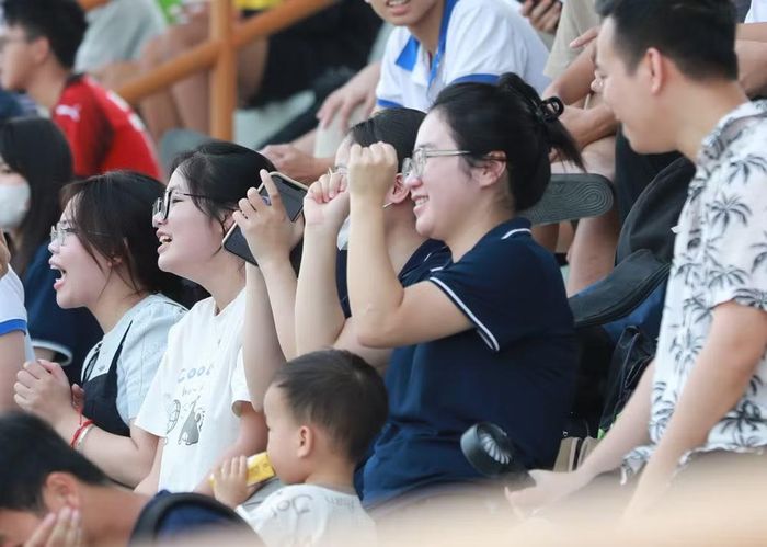 Một pha cứu thua xuất sắc cũng đủ khiến cả nhóm vỡ òa; một bàn thắng được ăn mừng bằng những cái ôm, những tràng pháo tay và tiếng gọi tên đội nhà