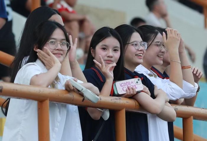 Với nhiều cổ động viên, đến sân không đơn thuần là xem một trận bóng...