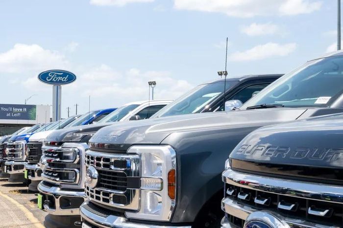 Các mẫu xe Ford được trưng bày để bán tại Austin, Texas. Ford – nhà sản xuất ô tô lớn thứ ba của Mỹ xét về sản lượng – đã ghi nhận doanh số sụt giảm 6,6%. Nguồn: Getty Images.