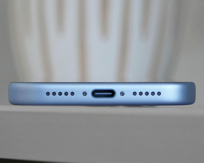 Quá trình sạc đầy mất 59 phút, đạt mức 80% trong 33 phút khi sử dụng bộ sạc USB-C công suất từ 60W trở lên. Nguồn: The Guardian.