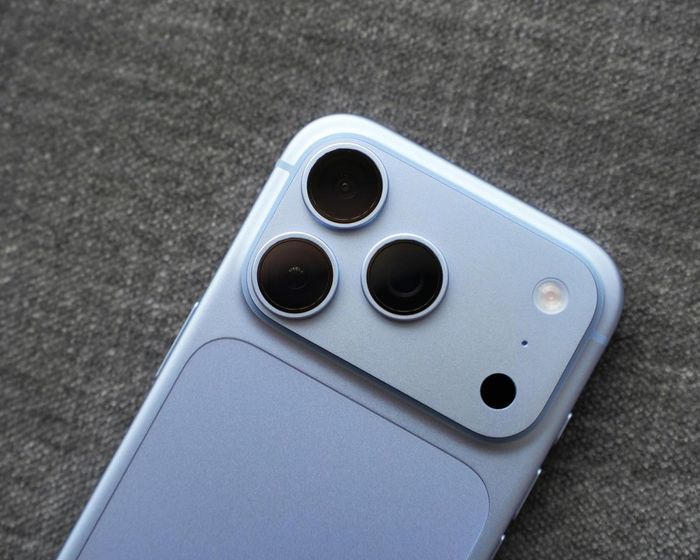 iPhone 18 Pro là bản nâng cấp cải tiến từ một thiết bị vốn đã rất tuyệt vời của iPhone 17 Pro. Nguồn: The Guardian.