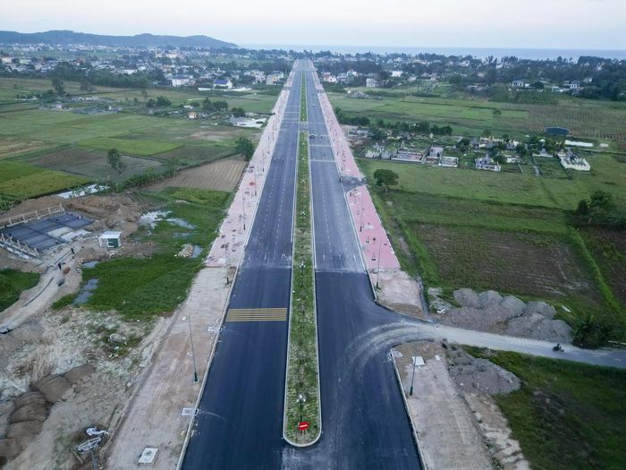 Giai đoạn 1 của dự án được khởi công năm 2010, đến năm 2014, đoạn đầu tuyến từ Km0+000 - Km2+351 dài 2,351 km được hoàn thành và đưa vào khai thác, còn đoạn từ Km2+351 - Km11+743 dài 9,392 km tiếp tục được đầu tư để hoàn chỉnh theo quy hoạch. Ảnh: Đình Minh