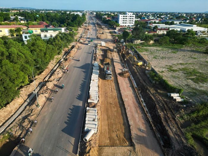 Ông Mai Thế Thành - Phó trưởng phòng điều hành dự án 1, Ban QLDA đầu tư công trình giao thông Thanh Hoá cho biết, đến đầu tháng 10/2026, giá trị thực hiện dự án đạt khoảng 70% giá trị hợp đồng. Ảnh: Đình Minh