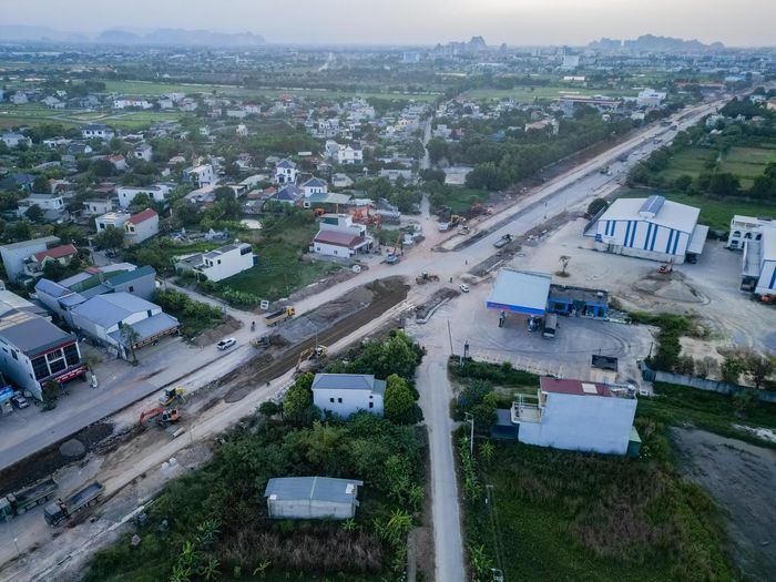 ‘Với mặt bằng đã được giải phóng, các đoạn tuyến đã chia cho nhiều nhà thầu và phương án điều chuyển khối lượng đang triển khai, mục tiêu trọng tâm của dự án là tiếp tục huy động tối đa nhân lực, máy móc, vật liệu, tổ chức thi công đồng thời nhiều mũi, xử lý dứt điểm các phần việc còn dang dở, phấn đấu hoàn thành trong tháng 11/2026 hoặc chậm nhất là đến cuối năm 2026’, ông Thành nói. Ảnh: Đình Minh