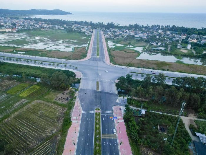 Đầu tháng 10/2026, theo ghi nhận của PV Báo Đại đoàn kết, đoạn tuyến từ Km7+852 - Km9+046 dài khoảng 1,2km và đoạn Km10+400 - Km 11+743 dài khoảng 1,34km đã cơ bản hoàn thành xong nhiều các hạng mục. Ảnh: Đình Minh