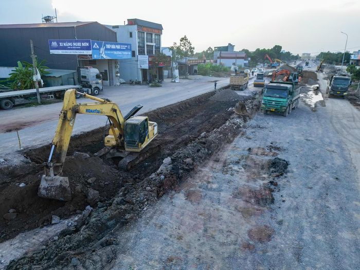 Theo ông Thành, đối với đoạn tuyến từ Km2+351 - Km7+852 dài 5,5km, do tiến độ bị chậm nên Sở Xây dựng và Ban QLDA đã điều chuyển nội bộ một số phần việc cho các nhà thầu khác trong liên danh. Ảnh: Đình Minh