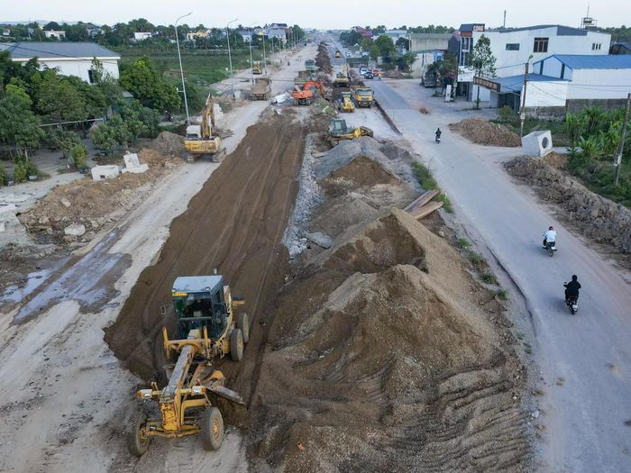 Ông Thành cho biết, đối với các đoạn tuyến đang thi công, nhà thầu tập trung xử lý nền đất, móng cấp phối đá dăm, thảm bê tông nhựa, hệ thống cống thoát nước và cống kỹ thuật. Ảnh: Đình Minh
